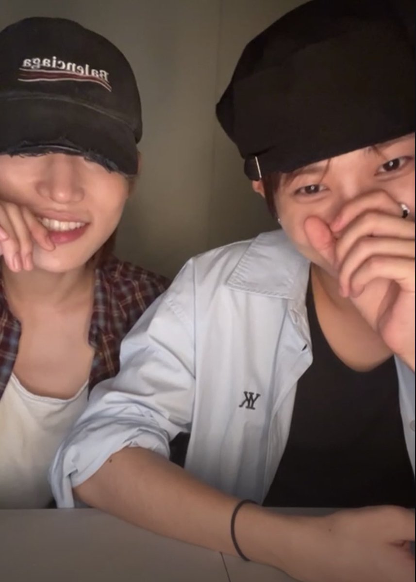 TookTik_TMY's tweet photo. 🐶🐱มานเอิ่กอ้ากกันทั้งไลฟ์เลย🥰น่ารักเนอะ😘 #ทูบิน #biniz
🐱#HYUNBIN #현빈 🧡
🐶#JUNGBIN #정빈 🩵
🩵#POW_GRID #파우 #POW https://t.co/e2HJJW8m9d