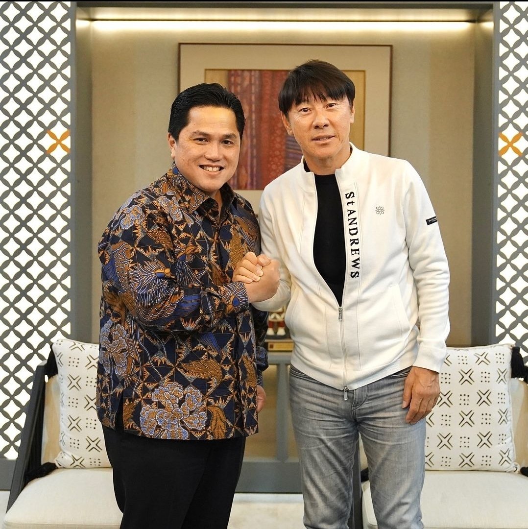idextratime's tweet photo. ✅ RESMI : PSSI telah memutuskan Shin Tae-Yong tetap akan menahkodai timnas Indonesia di ajang Piala AFF 2024.

🗣️"Pelatih Timnas Indonesia di Piala AFF 2024 tetap Shin Tae-yong. Sudah disepakati dan sesuai arahan dari Ketua Umum PSSI, Pak Erick Thohir, dalam rapat," kata Ketua BTN Sumardji 

Sebelumnya ada wacana untuk menunjuk Nova Arianto atau Indra Sjafri karena mepetnya jadwal dengan Kualifikasi Piala Dunia ronde 3.

- AFF 2024 : 23 November - 21 Desember 
- Kualifikasi Pildun : vs Jepang (14 November) dan Arab Saudi (19 November).

*Skuad untuk AFF adalah timnas U-23.

📝 @detikcom