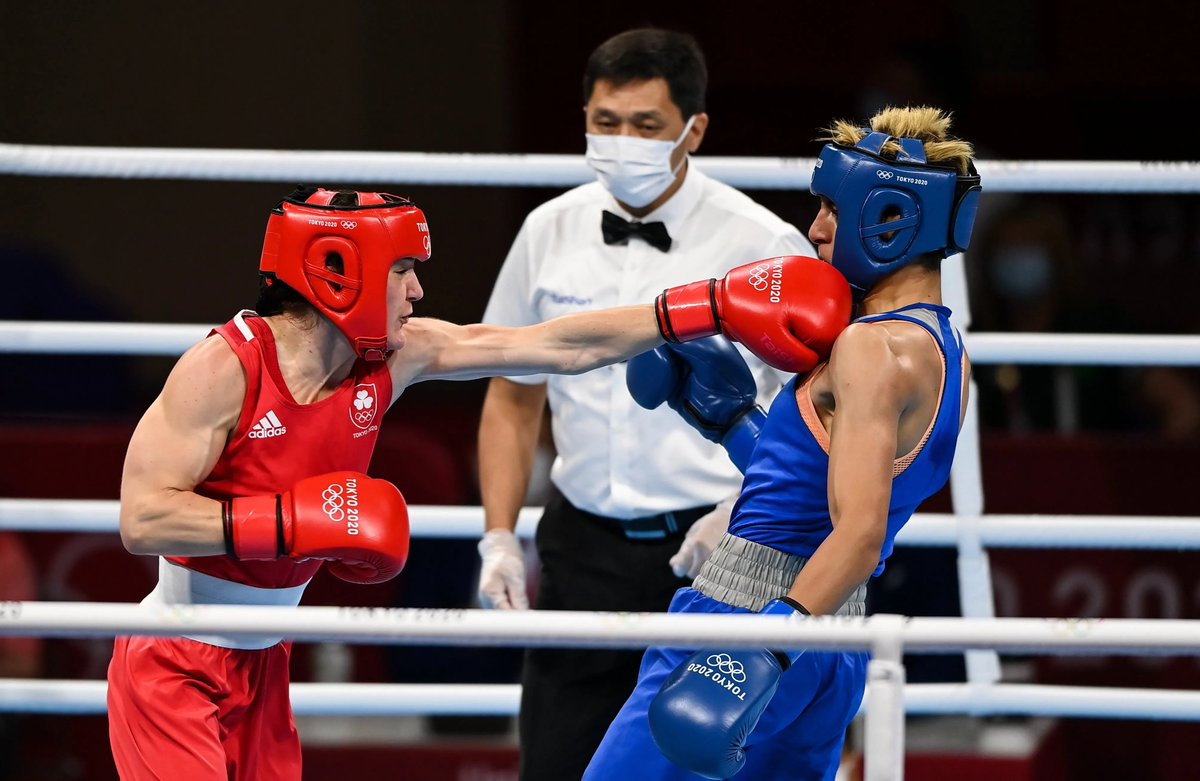 Quella a sinistra è Kellie Harrington (cromosomi XX) che nel 2021 distrugge di mazzate Imane Khelif. Adesso la domanda è: la Harrington non dovrebbe gareggiare tra le donne (nonostante sia XX) perché ha battuto la Khelif o la Khelif ha diritto di competere in quanto donna?