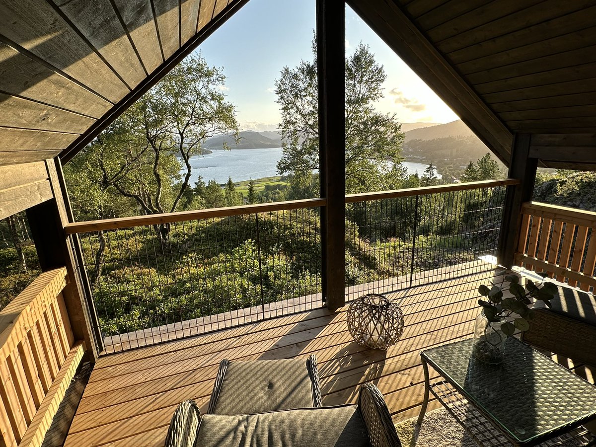 _tho_'s tweet photo. Das bisher schönste Haus des Norwegen Roadtrips in der Nähe von Steinkjer. Das kann man nur genießen. #Das bisher schönste Haus des Norwegen Roadtrips in der Nähe von Steinkjer. #steinkjer #stabbur #yttervikgard #norway #stabbur https://t.co/oSvdQ7LUZ6