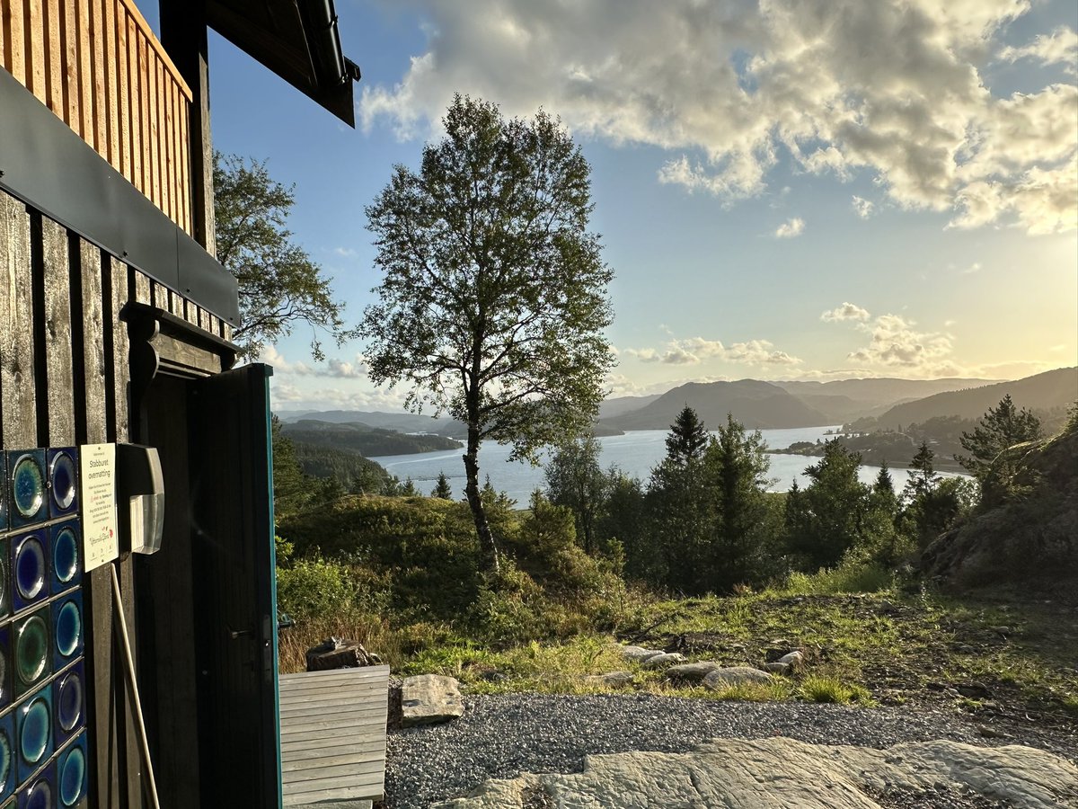 _tho_'s tweet photo. Das bisher schönste Haus des Norwegen Roadtrips in der Nähe von Steinkjer. Das kann man nur genießen. #Das bisher schönste Haus des Norwegen Roadtrips in der Nähe von Steinkjer. #steinkjer #stabbur #yttervikgard #norway #stabbur https://t.co/oSvdQ7LUZ6