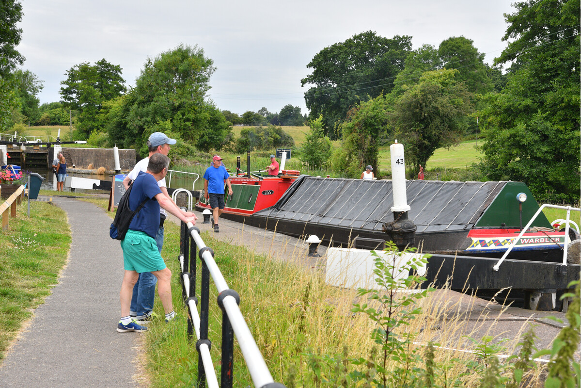 Today the scenic Hatton Locks are on a stretch of waterway named the Grand Union Canal, but when opened in 1799 this was the Warwick &amp; Birmingham Canal! ⛓ Built to carry coal for the industry in the Black Country, and as a vital trade link connecting London and Midlands. 🧵