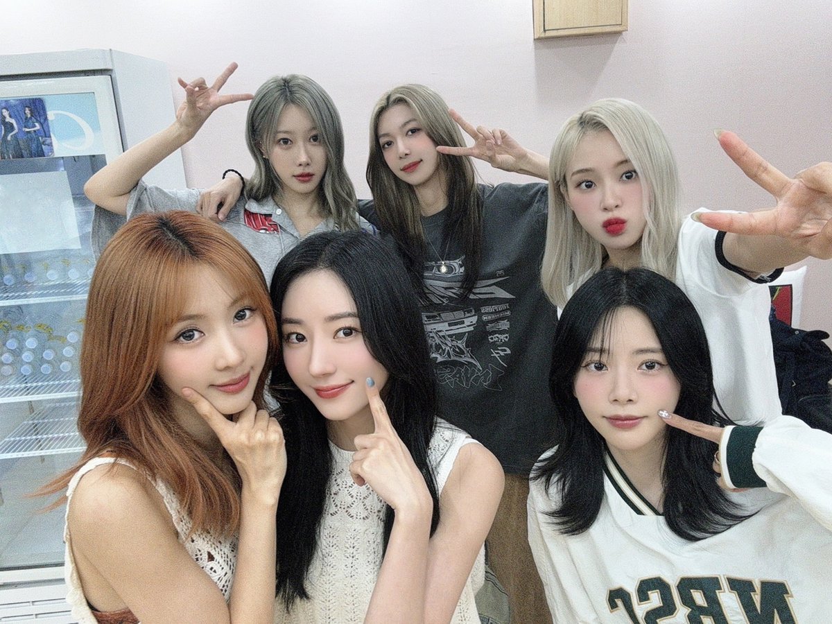 hf_dreamcatcher's tweet photo. [✏] 24.08.01 에버라인 팬사인회❣

더워도 인썸니아와 
함께라서 행복해🥰

#드림캐쳐 #Dreamcatcher https://t.co/vLHTBJD5aU