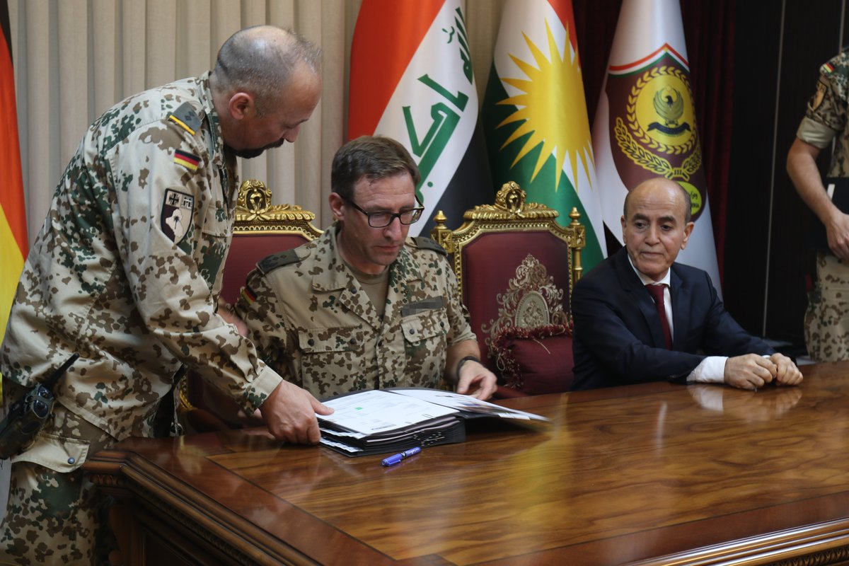 Bw_Einsatz's tweet photo. Die #BundeswehrimEinsatz unterstützt bei #CapacityBuildingIraq die Peschmerga mit Ertüchtigungsprojekten. Im Nordirak werden materielle Unterstützung, Infrastrukturmaßnahmen, Ausbildung und Beratung für die kurdischen Streitkräfte geleistet. Mehr unter: https://t.co/h58mc0JgKj https://t.co/b6ynnocfEx