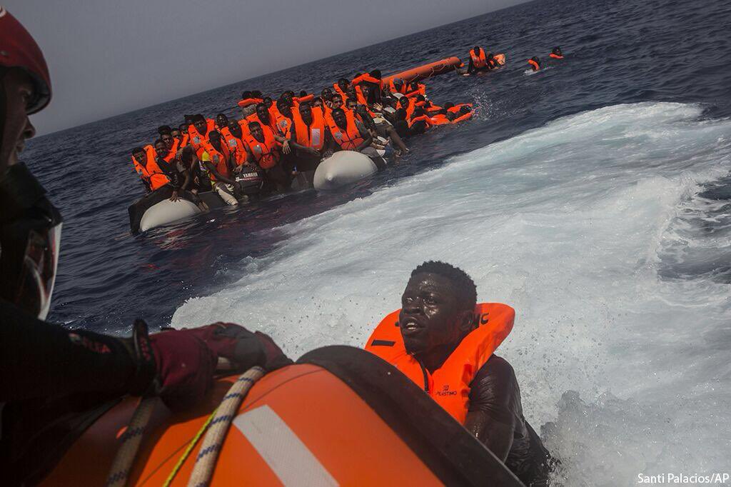 30.000 muertos en el Mediterráneo en estos últimos 10 años. Es la cifra oficial de uno de los mayores fracasos de nuestra historia. 
Nunca se podrá medir el dolor de la pérdida de tantas vidas humanas, la de sus familias, amigos, personas queridas, que esta Europa amurallada ha