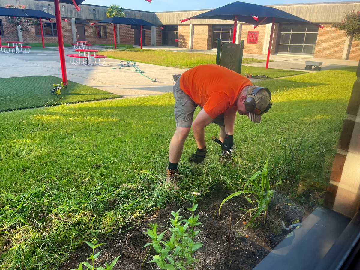 Teacher of the Year Mr. Hasty came in early today to help tidy up the courtyard and garden. It’s people like Mr. Hasty and so many others who make <a href="/gilbert_elem/">Gilbert Elementary School</a> the place to be!🍎