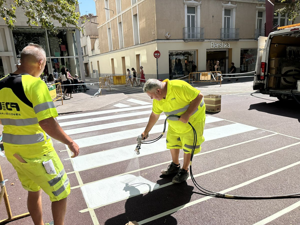 Aj_Sabadell's tweet photo. ✅ En marxa les tasques de pintura i senyalització de la #Rambla
#PladeMillora de #Sabadell
#ElsDinersalsCarrers https://t.co/3EFPdowEXn