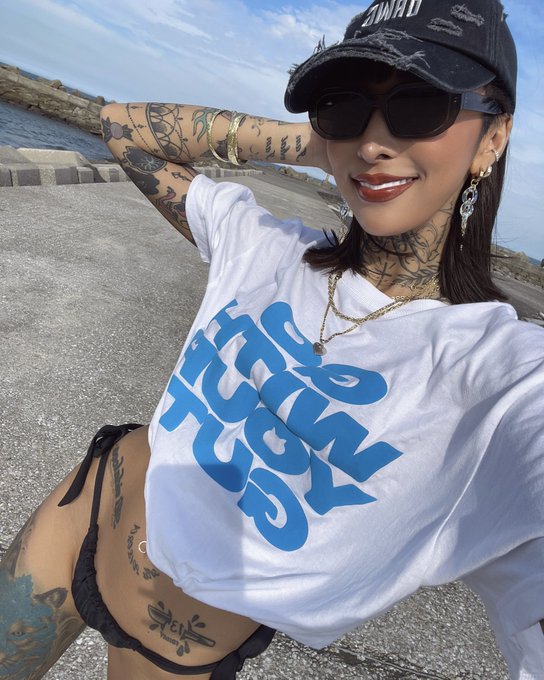 CAT EARS FORM LOGO TEEが8月3日20時から予約販売開始😻🌼 前回出したCAT EARS LOGO TEEが大人気だったので、今回は文字がプクッとバージョンでNewカラー3色展開です🫶🏽🩵 売り上げの一部は愛護団体様に寄付します🐈🐕  https://t<a href="/tag/%E6%95%B0%E5%80%A4%E8%A6%8F%E5%88%B6"class="tags"><span>#数値規制</span></a>