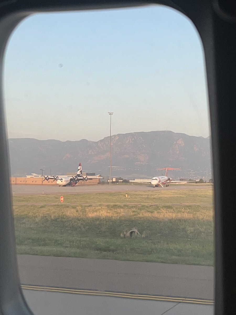SamKorman's tweet photo. Lots of firefighting aircraft at the COS tanker base this morning. 1 DC-10, 2 Coulson C-130s and an Erickson MD-80!

#quarryfire #alexandermountainfire #stonecanyonfir https://t.co/BxFOKHrQd7