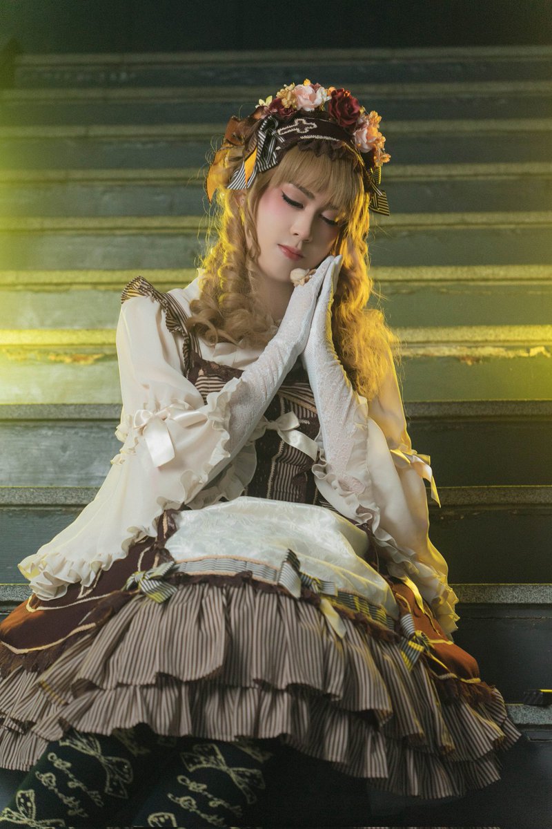 RinLucid's tweet photo. 繼續返圖之前WS的Day2場照
這次是在出口的階梯拍的
裙子就不用多介紹了 就是茶色的藥箱
感謝攝影的打燈拍攝

攝影感謝 : 陪恩小拉基 (有二修過) https://t.co/o3LMWvTAuO
