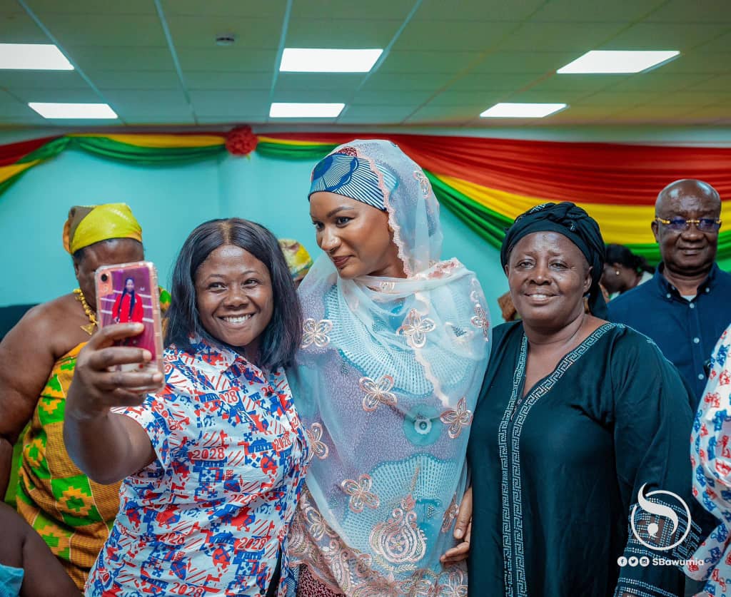 NiinaGliff's tweet photo. Hajia Samira has embarked on a dynamic tour of the Western North Region, where she is engaging with key stakeholders and community leadears. Her itinerary includes meetings with revered Queen mothers,vibrant youth groups, widows and influential opinion leaders
#Samiratour https://t.co/PYPb9EegXv