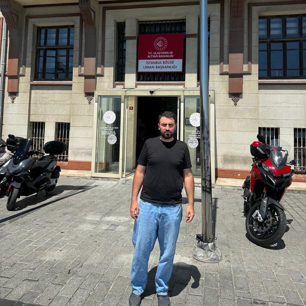 behestiismail's tweet photo. Arkadaşlar dünden bu yana çokça soru geldi, sizlere meselenin özünü tüm açıklığı ile anlatmak istiyorum.
Özgürlük Filosunun bir parçası olan Vicdan Gemisinin yangın söndürme, motor ve mekanik, acil durum botları, can yelekleri ve tüm ekipmanları ile uluslararası deniz prosedürlerine tam uyumlu hale getirdik. Titizlikle yürüttüğümüz bu süreçte, kanunlara ve sertifika işlemlerine dikkat ederek tüm teknik denetimlerden geçmiş ve hiçbir sorun bulunamamıştır.
Vicdan Gemisinin ilk hedefi Avrupa limanlarını gezerek farkındalık çalışması yapması ve bu ülkelerde bulunan tüm gönüllü teşkilatlarımızla Filistin'in Özgürlük mücadelesine dayanışma mesajı vermekti.
Geçtiğimiz hafta İstanbul Liman Başkanlığına kalkış işlemleri için gerekli tüm evraklarımızı sunduk. Teknik olarak bu tür bir işlem yarım saat sürmesi gerekirken, her gün önümüze resmi olmayan farklı engeller çıkarılmaya başlandı.

Liman Başkanı ile görüşme yapmak üzere şahsım özellikle başkanlık binasına gitmiş Başkan Bey'in makamına kabul edilerek 20 dakikalık bir görüşme gerçekleştirdim. Kendilerine ticari bir gemi olmadığımızı ve hedefimizin Özgürlük Koalisyonuna üye olan 12 farklı ülkeden vatandaşlarla bir araya gelmek olduğunu ve bir tür farkındalık çalışması yaptığımızı belirttim. Ayrıca sivil toplum politikaları gereği Filistin meselesinde mazlum Gazze halkının tarafında olduğumuzu, zalim ve katil israilin soykırım politikalarının karşısında olduğumuzu çok açık bir şekilde belirttim.
Bizlere bu gemiyi denetlemek istediklerini ve bütün prosedürden emin olduktan sonra çıkış izni vereceklerini söylediler. Bizlerde kendilerine açık bir şekilde ‘Denetim ekibinizi hemen şimdi gönderebilirsiniz çünkü biz her anlamda hazırız ve gemimize güveniyoruz’ diye belirttik.
30 Temmuz sabahı bir denetim beklerken bizlere gönderilen bir sözlü mesajla bir şok daha yaşadık.

-Gemiye denetim göndermeyeceğiz, ayrıca Ulaştırma Bakanlığı bu konuda talimat verdi, bu geminin yola çıkmasına müsaade etmeyeceğiz ! dediler.
Şimdi burada sorulması gereken önemli bir kaç soru bulunuyor ,
-Özgürlük Filosunun bir parçası olan bir geminin ve rotası Avrupa limanları olan bir geminin Ulaştırma Bakanlığı limandan ayrılmasına neden müsaade etmiyor ?
-Her platformda Filistin ile dayanışma içerisinde olduğunuzu belirtirken, Filistin için farkındalık çalışması yapmak isteyen ve tüm ulusal/uluslararası kanunlara uygun bir gemiyi hangi hakla durdurabiliyorsunuz ?
-Uluslararası hukuka göre denetim hakkınız olmamasına rağmen gemiyi denetlemek istediniz ve bizlerde bunu yapmanızı kabul ettik. Neden bu gemiyi denetlemekten vazgeçtiniz ?
-İsraile ticari olarak giden bütün gemilerin yolu hala açık durumda iken, Filistin farkındalığı için Dünya vicdanına seslenen bu filonun gemisini durdurmaya çalışarak elinize ne geçti ?

Son olarak;
-Bu konuda Özgürlük Filosu Koalisyonunun bir üyesi ve Mavi Marmara Özgürlük ve Dayanışma Derneği Başkanı olarak bu hukuksuz engellemenize boyun eğmeyeceğimizi ve en temel hakkımız olan seyahat hakkımızı kullanacağımızı belirtmek isterim. Bundan sonrası içinde her bir gelişmeyi kamuoyu ile açık bir şekilde paylaşacağımızı çok net bir şekilde belirtmek isterim.
Vicdan gemisinin kalkış evrakı imzalanana kadar nöbetimiz devam edecektir !