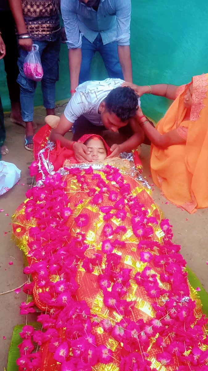 DrAshokAmbedkar's tweet photo. संवेदन हीनता की पराकाष्ठा भला बलिया पुलिस प्रशासन इतना संवेदनहीन कैसे हो सकती है? किसी का परिवार उजड़ गया बस एक अवकाश ही तो मांगा था @CMOfficeUP @dgpup @Uppolice @balliapolice @digazamgarh @HoolJohar @NationalDastak @timesofindia https://t.co/Ka5ESMamcY
