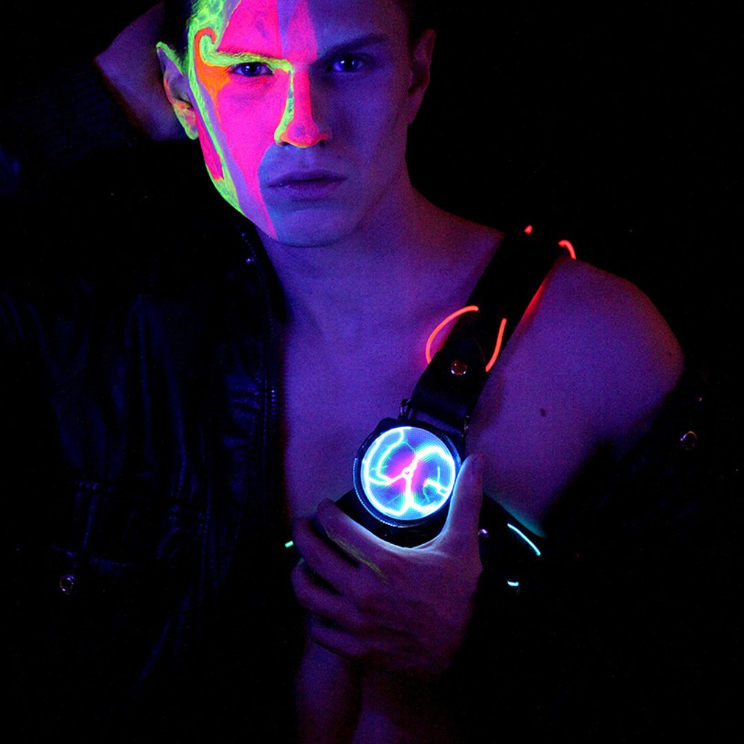 uvbodyart's tweet photo. @uvbodyart with @joeywsuarez, captured flawlessly by @RobertIrwinPhoto, rocking the stunning Glow Harness. Don't miss this electric masterpiece! ⚡️🔥 #UVbodyArt https://t.co/qY8sZ4LiyI