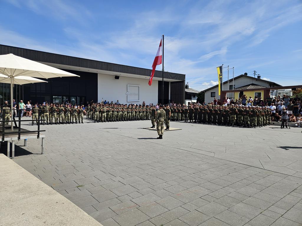 1968Ger's tweet image. Angelobung von Soldaten des Panzerbataillons 14, der Luftunterstützung und der Heeresunteroffiziersakademie in Gampern. #Bundesheer
