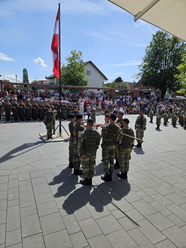1968Ger's tweet image. Angelobung von Soldaten des Panzerbataillons 14, der Luftunterstützung und der Heeresunteroffiziersakademie in Gampern. #Bundesheer