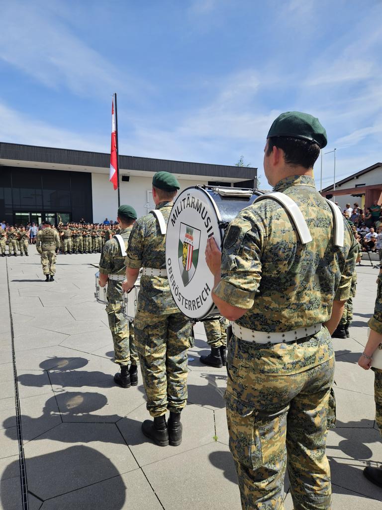 1968Ger's tweet image. Angelobung von Soldaten des Panzerbataillons 14, der Luftunterstützung und der Heeresunteroffiziersakademie in Gampern. #Bundesheer