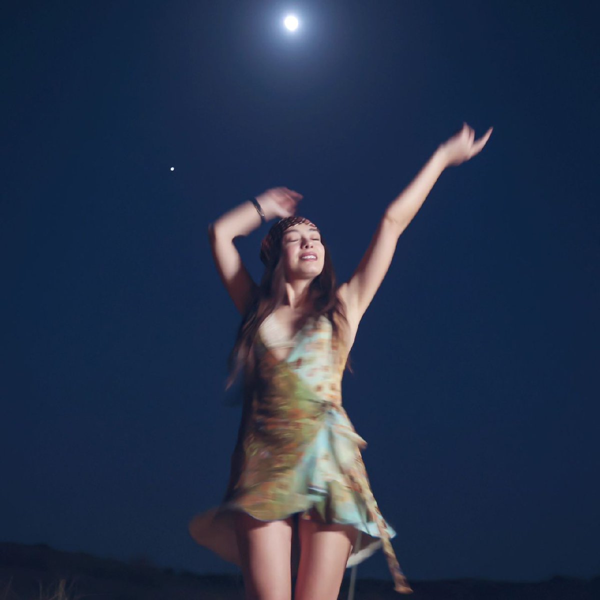 neskadfanss's tweet photo. "Spin with the stars beneath the desert moon." ❣️🥹 @neslihanatagul https://t.co/WB6CRRIfFw