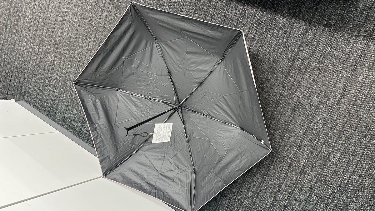 NOKOSUKE's tweet image. 暑いから
日傘ほしー
外が黒は嫌ぁー
2000円出したくないーで1500円w
2000円以下の日傘(雨傘兼用)は
熱対策がイマイチだけどこれは⋯上昇温度-13.7度！！
ネットで⋯寒いくらいと評判です⋯
が⋯それは言い過ぎw
ま、遮熱処理されてないやつよりは全然違うけどね。
#プロテクトユー
#protectu