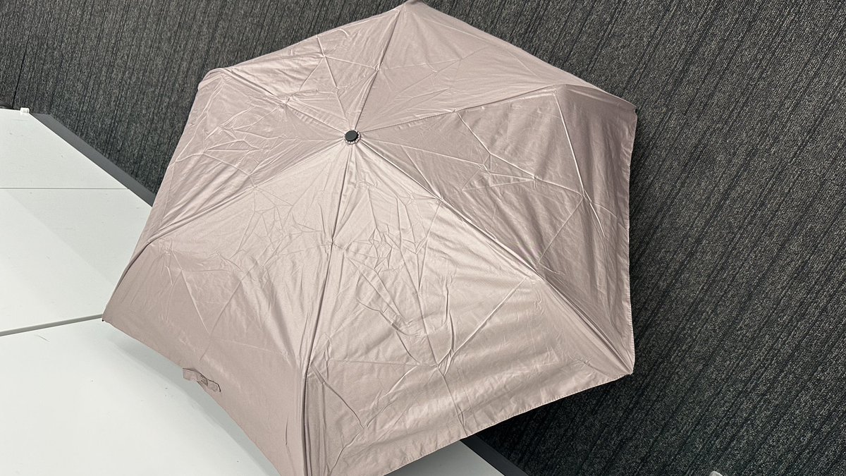 NOKOSUKE's tweet image. 暑いから
日傘ほしー
外が黒は嫌ぁー
2000円出したくないーで1500円w
2000円以下の日傘(雨傘兼用)は
熱対策がイマイチだけどこれは⋯上昇温度-13.7度！！
ネットで⋯寒いくらいと評判です⋯
が⋯それは言い過ぎw
ま、遮熱処理されてないやつよりは全然違うけどね。
#プロテクトユー
#protectu