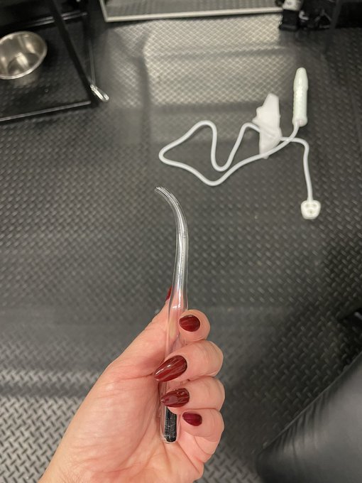 My violet wand broke today as I was cleaning it 😭   I just added it a new one to my throne, I&rsquo;m sure