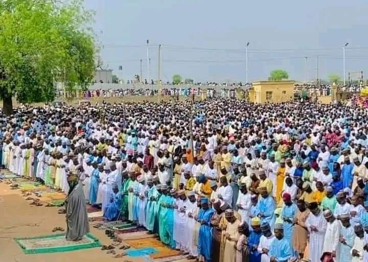 Instead of protesting, the Muslim community in Ardo Kola Local Government in Taraba State offered the Nafila prayers and prayed for relief from the current situation of the country.

May Almighty Allah accept their prayers.