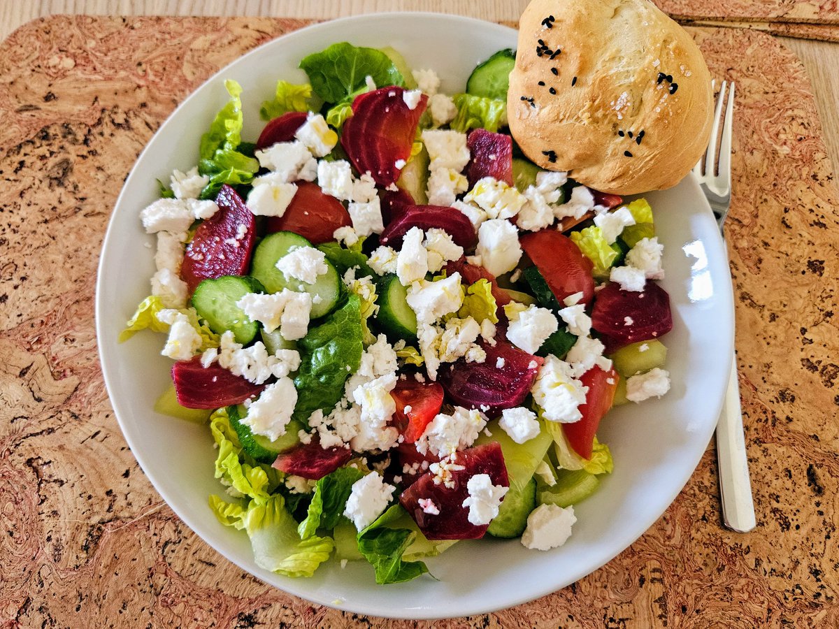 _Alcik's tweet image. Domácí banketka a salát s řepou a kozím sýrem.
#léto