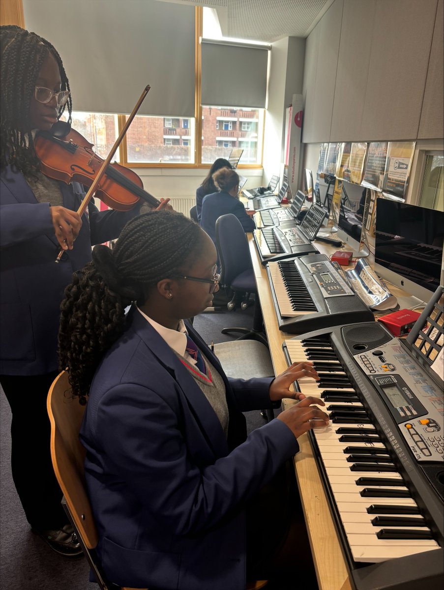 PlatanosCollege's tweet image. Sharing the magic of making music together! Our young inspiring musicians. 🎶 

#SchoolBand #MusicClass #platanoscollege