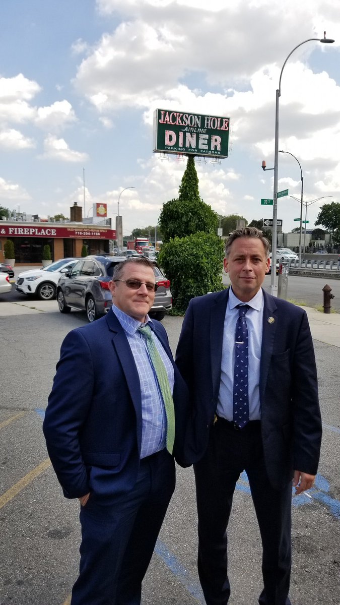 JMcNutty23's tweet photo. My last partner and my new partner. #MutantFam #MutantDog #NYPDDetectives #SoHappilyRetired https://t.co/AvKuYWZCPt
