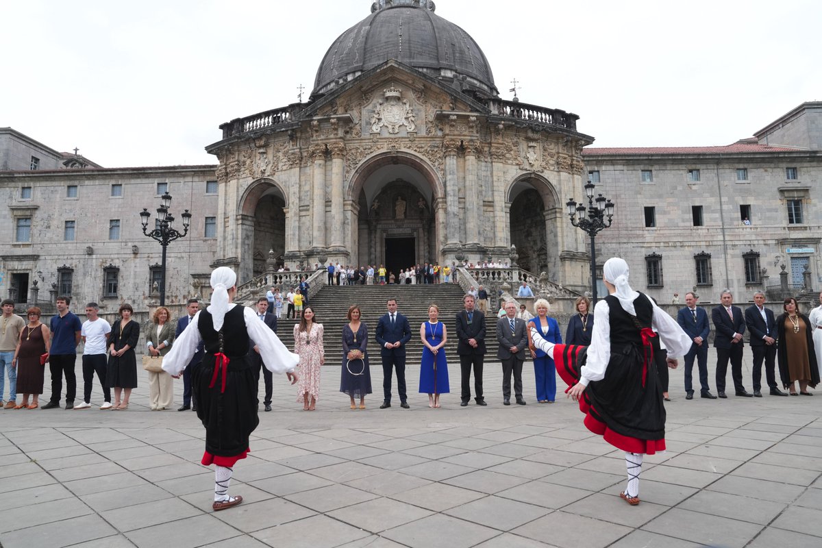 🏛️ San Inazio egunaren biharamunean eta <a href="/Imanol_Pradales/">Imanol Pradales</a> lehendakariarekin batera, Loiolan elkartu dira gaur <a href="/EiderMendoza2/">Eider Mendoza Larrañaga</a> diputatu nagusia, <a href="/Gipuzkoa/">Gipuzkoa</a>-ko foru diputatuak eta gainontzeko erakunde ordezkariak.