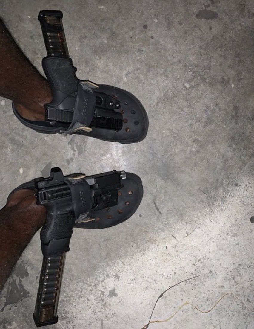 Branbugarin's tweet photo. @Jimbo4xL @RVLNDFEST rockeando crocs que va a hacer calor por allí @piiteer18 https://t.co/cKfBH4CwVY