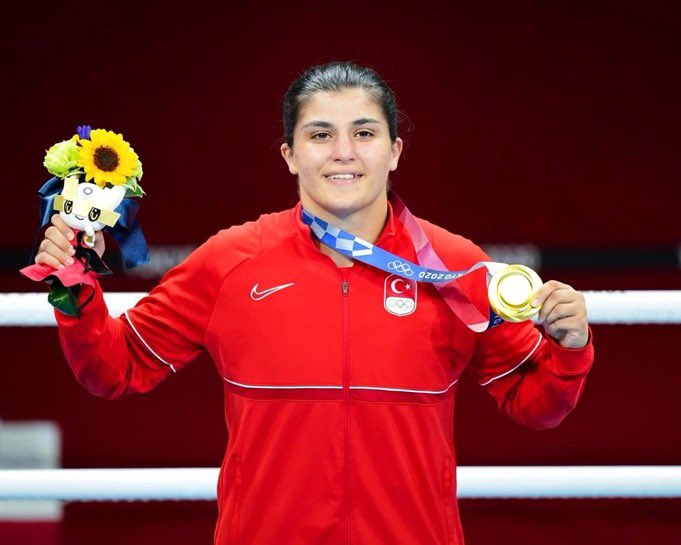 turrklendik61's tweet photo. Busenaz Sürmenelinin Olimpiyat çeyrek finalinde rakibi Taylandlı bu erkek imiş. Çeyrek finali geçerse de Cezayirli bu erkek ile dövüşecekmiş.. Türk kadını her şeyi başarır sana inanıyoruz kardeşim bu erkekleri döveceksin 🇹🇷 @busenazsurmneli https://t.co/NDWnDNc4l8