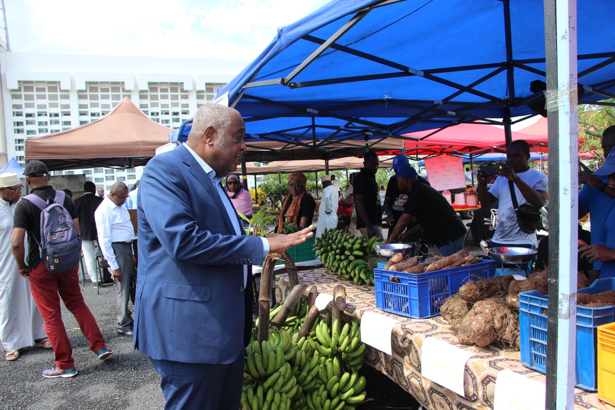 YoussoufaMdAli's tweet photo. Ce matin, j'ai eu l'honneur de participer à l'Expo-Vente des lauréats et bénéficiaires du Projet Intégré de Développement des Chaînes de valeurs et de la Compétitivité (#PIDC). Cette initiative, menée par le #Gouvernement Comorien et financée par la Banque Mondiale à hauteur de 25 millions de dollars, vise à soutenir le développement économique et social des Comores. Après cinq années de mise en œuvre, l'événement marquant, qui s'est tenu au Palais du Peuple en présence de Son Excellence le @PR_AZALI , de la Représentante de la Banque Mondiale et des membres du Gouvernement, a mis en évidence l'impact positif du #projet, notamment avec la création de 3000 #emplois directs et indirects. Cette occasion a permis de souligner l'importance de cet #investissement pour notre pays. Le leadership visionnaire du #Président et son engagement inébranlable dans le cadre du Plan Comores Émergent (#PCE) ont permis, grâce au PIDC, à de nombreux #jeunes et #femmes de s'investir pleinement et de trouver des opportunités d'investissement et d'#entrepreneuriat. Une grande fierté pour notre nation, avec une journée riche en échanges.