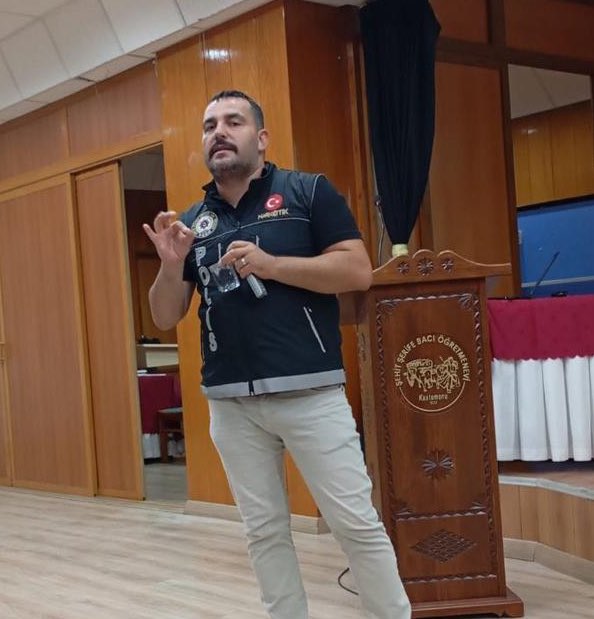 Uyuşturucu bağımlısı bir it yüzünden bir polisimiz şehit oldu bugün. Ruhu şad, mekanı cennet olsun.

Uyuşturucu satan anasını satsın!