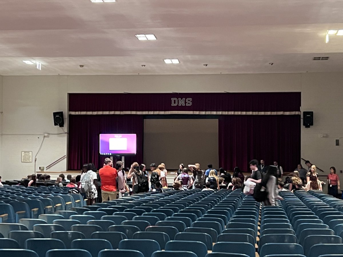 ⁦<a href="/DMSDragons/">DicksonMiddleSchool</a>⁩ 8th graders heading to home rooms &amp; ready for their last year in Dragon Nation! Make it a great one!! ⁦<a href="/DCS_TN/">Dickson Co Schools</a>⁩