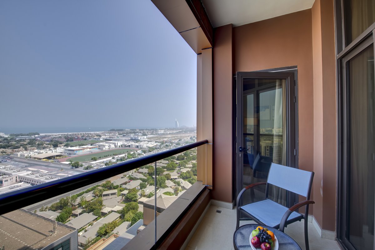 A relaxing sea view from the balcony. ❤️ #homeawayfromhome #dubaitravels #hotelstaycation #dubaihotels #twoseasonshoteldubai