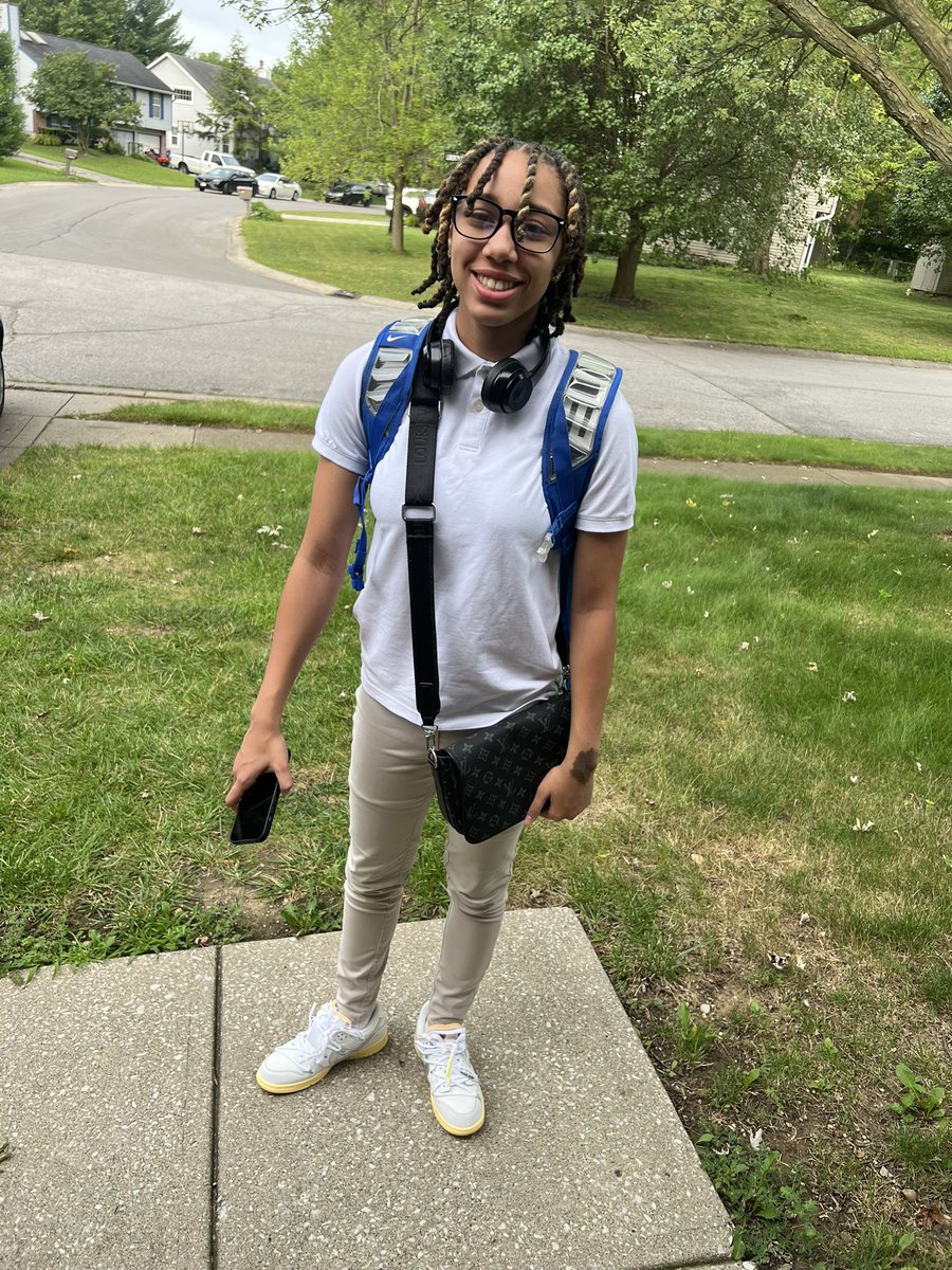 VayMitchell35's tweet image. 8th grade be good to me 🤓 

#firstday #lastyearofmiddleschool #letsgetitstarted #offwhite