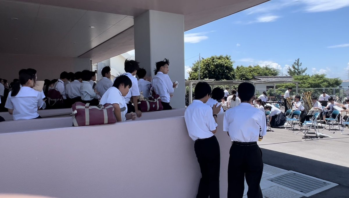miikehighschool's tweet photo. 【校内コンサート】

吹奏楽部による校内コンサートが実施されました。青春ソングを中心に、素敵な演奏をしてくれました。（当日、風が強く、マイクに風の音が入り、演奏を動画でお届けできずにすみません）
最後の曲では3学年揃った迫力ある演奏で、たくさんの聴衆を楽しませてくれました。 https://t.co/KYp8Pw8KMD