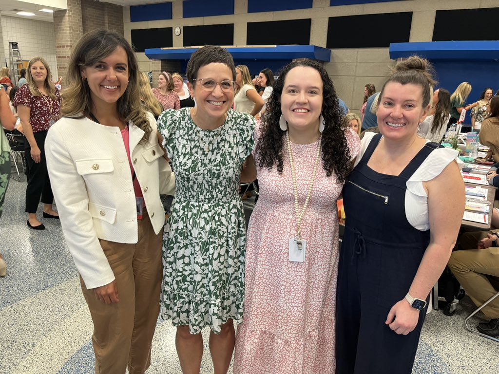 Welcoming to the newest members of the Woodland Wolf Pack! ⭐️💜⭐️
<a href="/olathenewed/">Olathe New Educators</a> #OPSMakeTodayCount