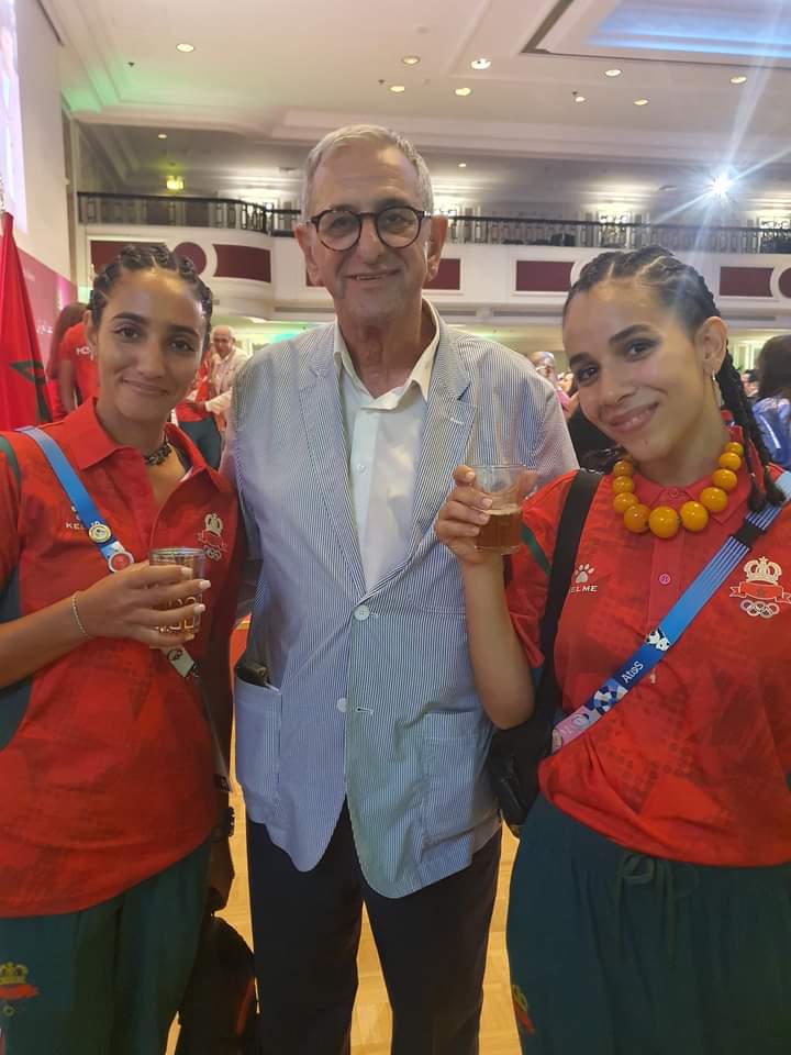 Avec des représentantes de la délégation marocaine aux jeux olympiques de Paris , lors de la soirée en l'honneur de S.M Mohammed VI à Paris