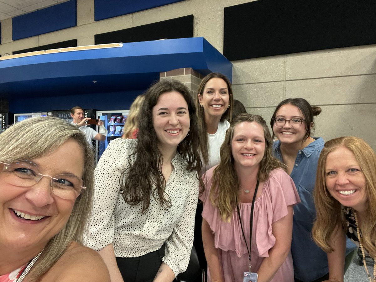 New Educators at Walnut Grove!! <a href="/olathenewed/">Olathe New Educators</a> #OPSMakeTodayCount