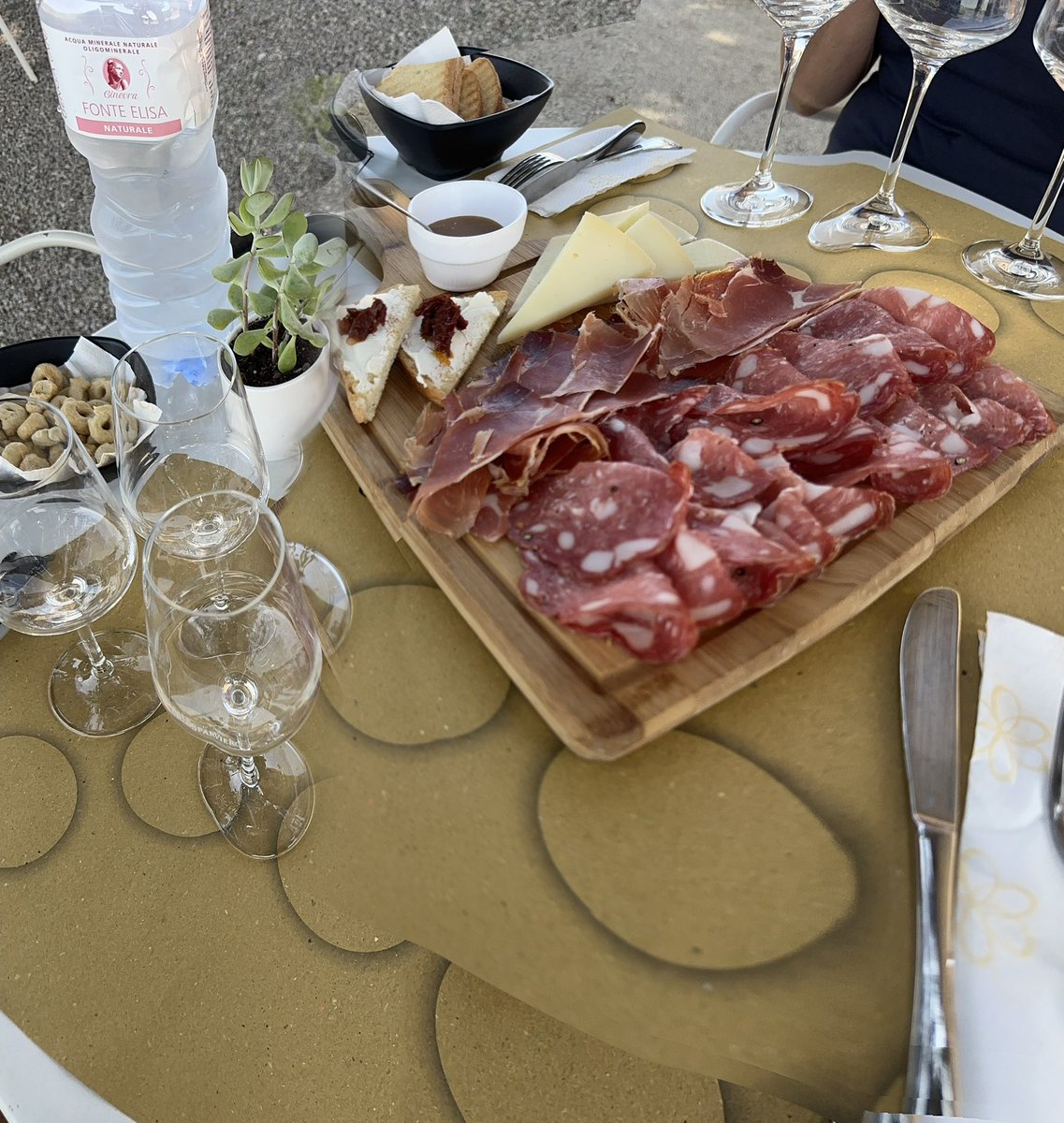 Crobb88's tweet photo. All over Siena and the Chianti Region in a vintage Fiat 500, I guess it’s kind of related to our #Jeep?!  Some wine and great food and fine Italian heat. #heydriver #fiat500 #icanstilldriveamanualcar https://t.co/9iYXaiyh70
