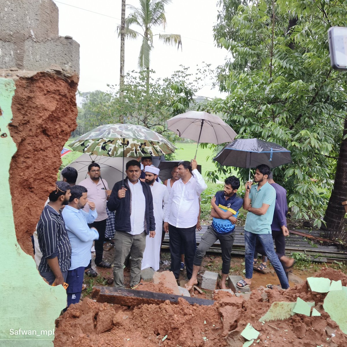 SafwanMapal's tweet photo. ಬೆಳ್ತಂಗಡಿ ತಾಲೂಕಿನ ಪೆರಾಡಿ ಗ್ರಾಮದ ಕನ್ಯಾನ ಎಂಬಲ್ಲಿ ಭಾರಿ ಮಳೆಗೆ ನೆಲಸಮಗೊಂಡ ಸಾರಮ್ಮ ಇವರ ಮನೆಯನ್ನು ಹಾಗೂ ಕುಟುಂಬವನ್ನು ಕೆಪಿಸಿಸಿ ಕಾರ್ಯದರ್ಶಿ ಶ್ರೀ. ರಕ್ಷಿತ್ ಶಿವರಾಂ ಬೇಟಿ ನೀಡಿ ಪರಿಶೀಲನೆ ನಡೆಸಿ ಶೀಘ್ರ ಪರಿಹಾರ ಕ್ರಮಗಳನ್ನು ನೀಡುವ ಭರವಸೆಯನ್ನು ನೀಡಿದರು.
@Bkrs_Rakshith https://t.co/pPOMzHM92f