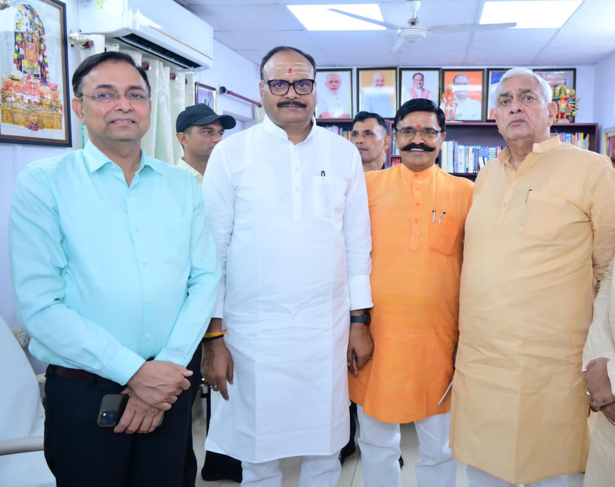 brajeshpathakup's tweet image. आज आवास पर मा० विधायक श्री विनोद चतुर्वेदी जी, मा० विधायक श्री महेश चंद्र गुप्ता जी, मा० विधायक श्री राघवेंद्र शर्मा जी से भेंटकर कुशलक्षेम जाना एवं जनहित के विभिन्न महत्वपूर्ण विषयों पर व्यापक चर्चा हुई।
@Vinod_MLA_Kalpi 
@MaheshCGuptaBJP