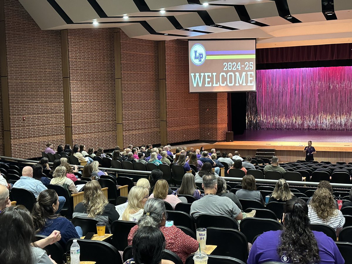 media_lhs's tweet image. Good morning from LHS! We’re welcoming staff to campus and gearing up for a great year! @LHSJulieMc @asoderquist @abcdbickley @TeamLufkinISD