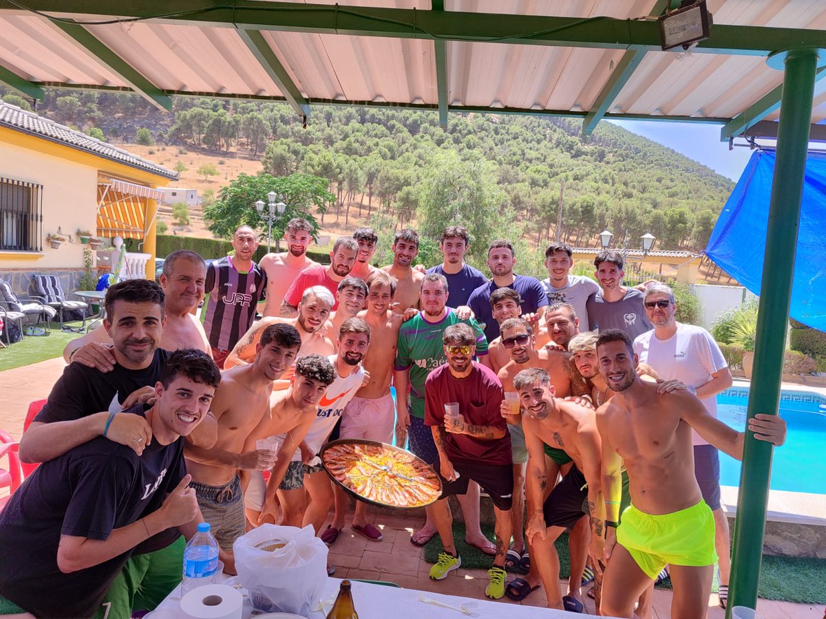 🏋🏻‍♂️ Despues de un duro entrenamiento, nuestra plantilla recupera fuerzas con una comida 🥘 para hacer piña 🍍. 

🗣 🎙🎼🎼 Cantará <a href="/josepistas/">jose casas pulido</a>? 

#PretemporadaAtManchaReal 🏋🏻‍♂️⚽

#40AñosContigo 👫

#SomosManchaReal 💚💜

#YoSoyVerde💪🏻