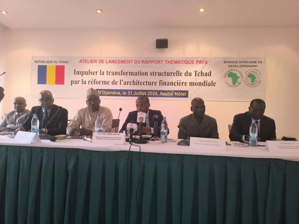tchadinfos's tweet photo. La #BAD diffuse son rapport thématique sur le #Tchad

Le gouvernement tchadien et la Banque africaine de Développement (BAD) ont organisé ce 31 juillet 2024, un atelier de dissémination du rapport thématique pays de cette banque dont l’édition 2024 porte sur le thème : « Impulser la transformation structurelle du Tchad par la réforme de l'architecture financière mondiale ».

Les discussions ont été axées sur les initiatives engagées au niveau national pour la transformation structurelle du Tchad et son financement par la réforme de l’architecture financière internationale.

" L'objet de cette rencontre s'inscrit dans la mission de la BAD qui, au-delà d'être une banque de développement, est avant tout une banque du savoir. Nous estimons que pour bien calibrer nos interventions, il nous faut effectivement réfléchir sur ce que nous sommes en train de faire, ce que nous faisons et ce que nous allons faire", a indiqué d'emblée le représentant par intérim de la BAD au Tchad.

Le ministre d’Etat, ministre des Finances, du Budget, de l'Économie et du Plan, Tahir Hamid Nguilin, se réjouit des travaux d'études effectués par la BAD. Pour lui, cela aidera les États à faible revenu d'évoluer en matière de finances.

"Il a été question ici de permettre que la BAD, dans le cadre de son guichet fade consacré aux pays à faible revenu, puisse lever sur le marché de financement. Je pense que le statut de la BAD a été transformé pour que cela se réalise, mais tout cela n'est pas suffisant. Aujourd'hui, nous allons échanger, enrichir le débat pour que la BAD et les parties prenantes et nos États puissent plaider davantage pour que plus de ressources puissent être consacrées à l'Afrique qui a les plus gros besoins. Je tiens à dire merci à la BAD pour l'initiative ", a-t-il relevé.