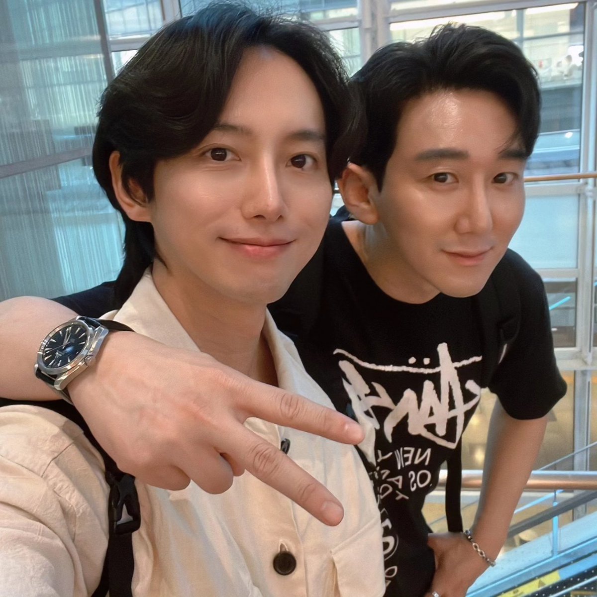 illusovoce's tweet photo. こんばんは。
今日来日したドジンとイサクは、明日から公演に向けてスタジオで練習します🎵
皆さんと会場でお会いできることを楽しみにしています。それでは、会場でお会いしましょう🎵

・8/3(土):14:00,18:00
・8/4(日):13:00,17:00
BASE THEATER:豊島区南池袋2-20-4

https://t.co/bx8LSJSDvG https://t.co/pJ7sqtQUyI
