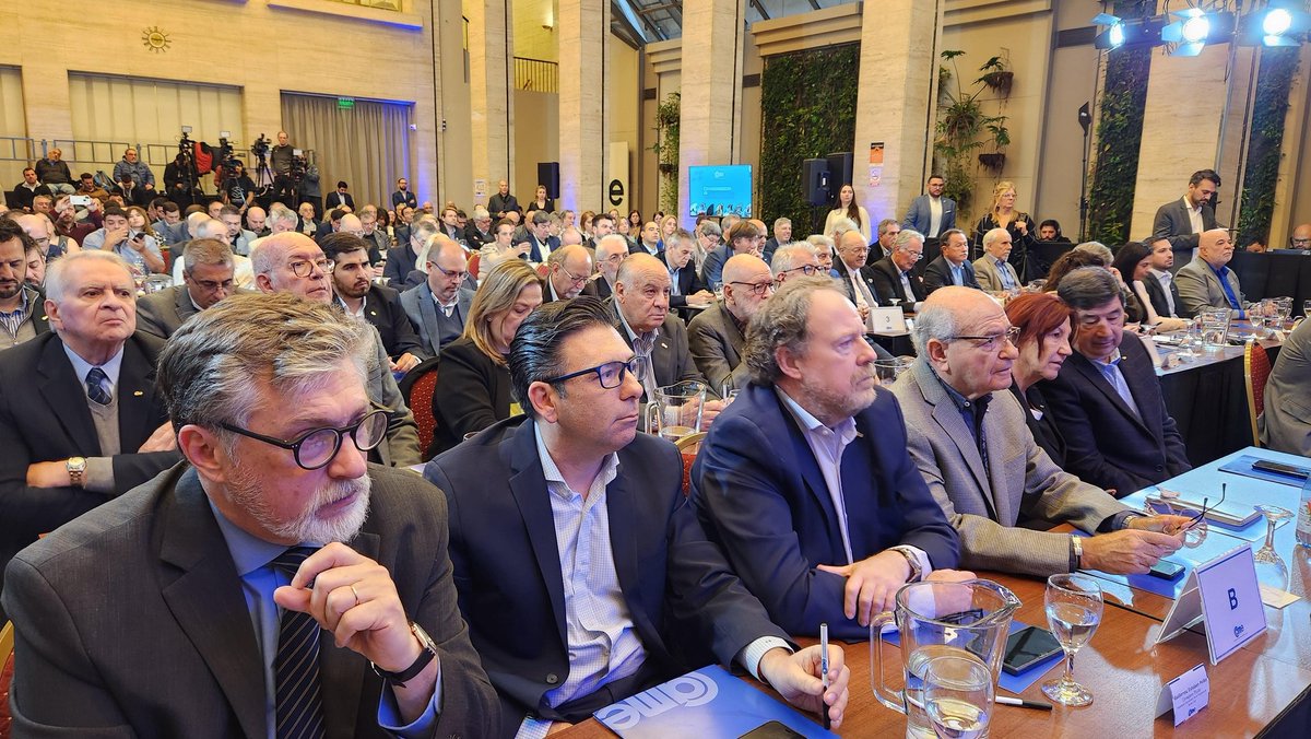 CEMISIONES's tweet photo. Ahora: participamos de la reunión de #ConsejoFederal en @redcame

Planteamos la situación de #Misiones al jefe de Gabinete de Ministros de la Nación, @GAFrancosOk

En este hilo los planteos de la #CEM, en la voz de Guillermo Fachinello 👇 https://t.co/PT5zP6EIf6