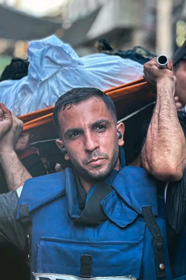 أثقلُ شيءٍ يحمله المرءُ 
هو نعش أحبابه 💔
رحمَ الله الحبيب إسماعيل
وحفظَ لنا الحبيب أنس